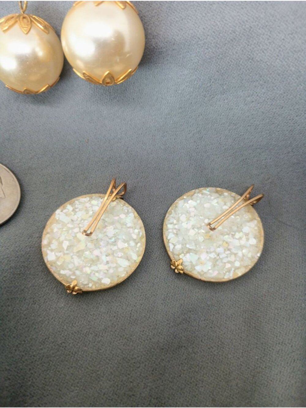 Vintage Hillcraft Confetti Lucite Slip-Ons & Post Gold-Tone Pearl Drop Earrings - Picture 6 of 8